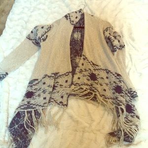 Comfortable fringed cardigan.